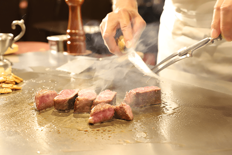世里花の鉄板で、目の前のステーキを焼き上げる様子