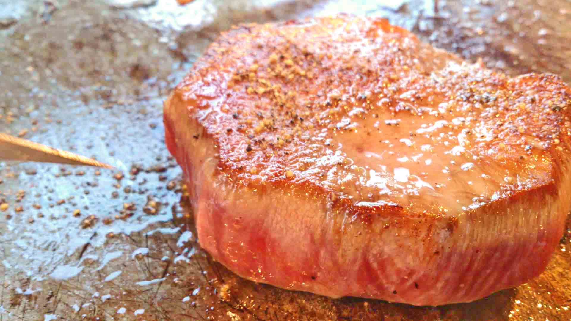 宇都宮 鉄板焼き 世里花の極厚2.5cm牛タン 鉄板の上でジューシーに焼けている様子