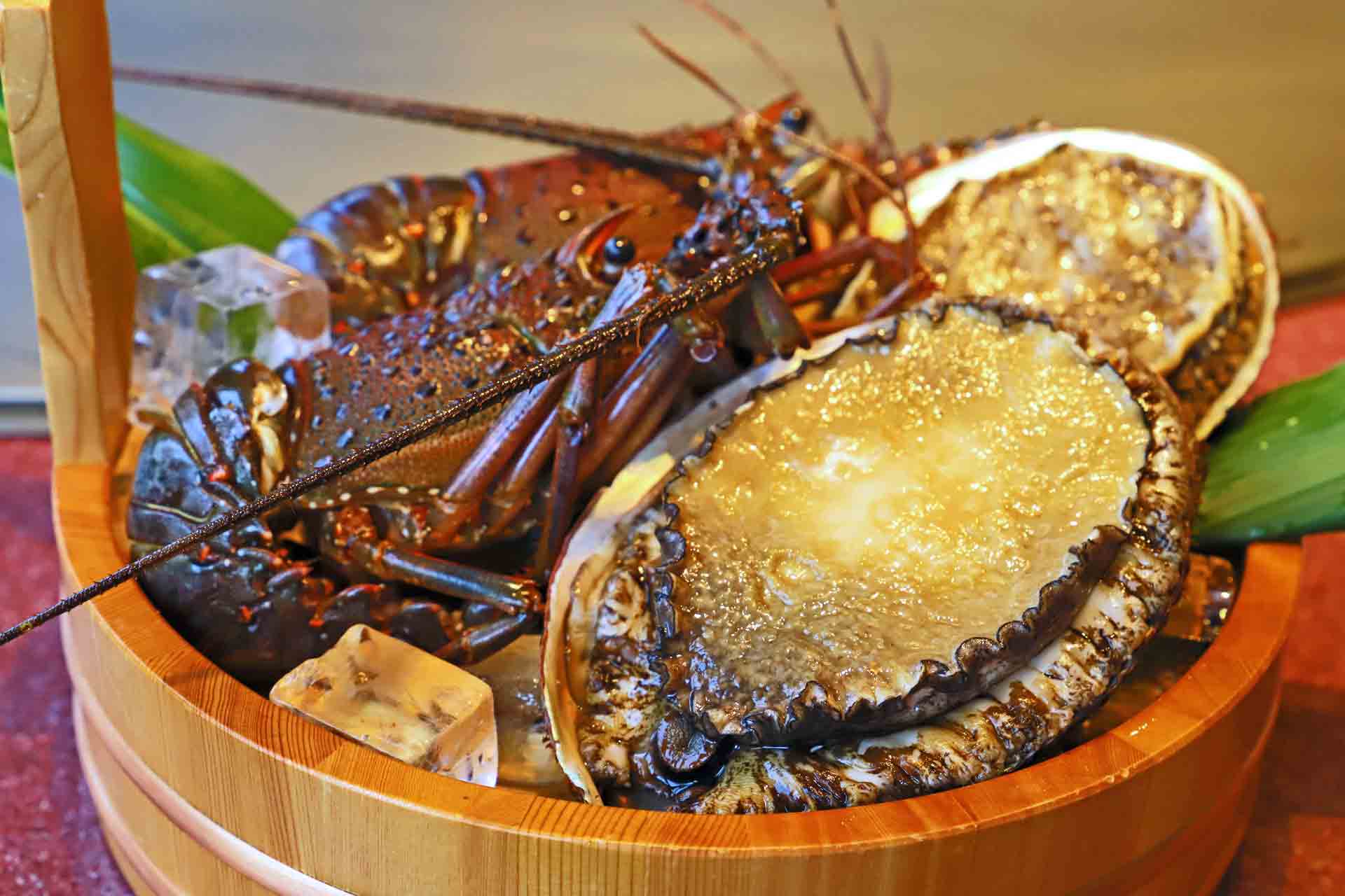 千葉から仕入れる世里花の伊勢海老と鮑
