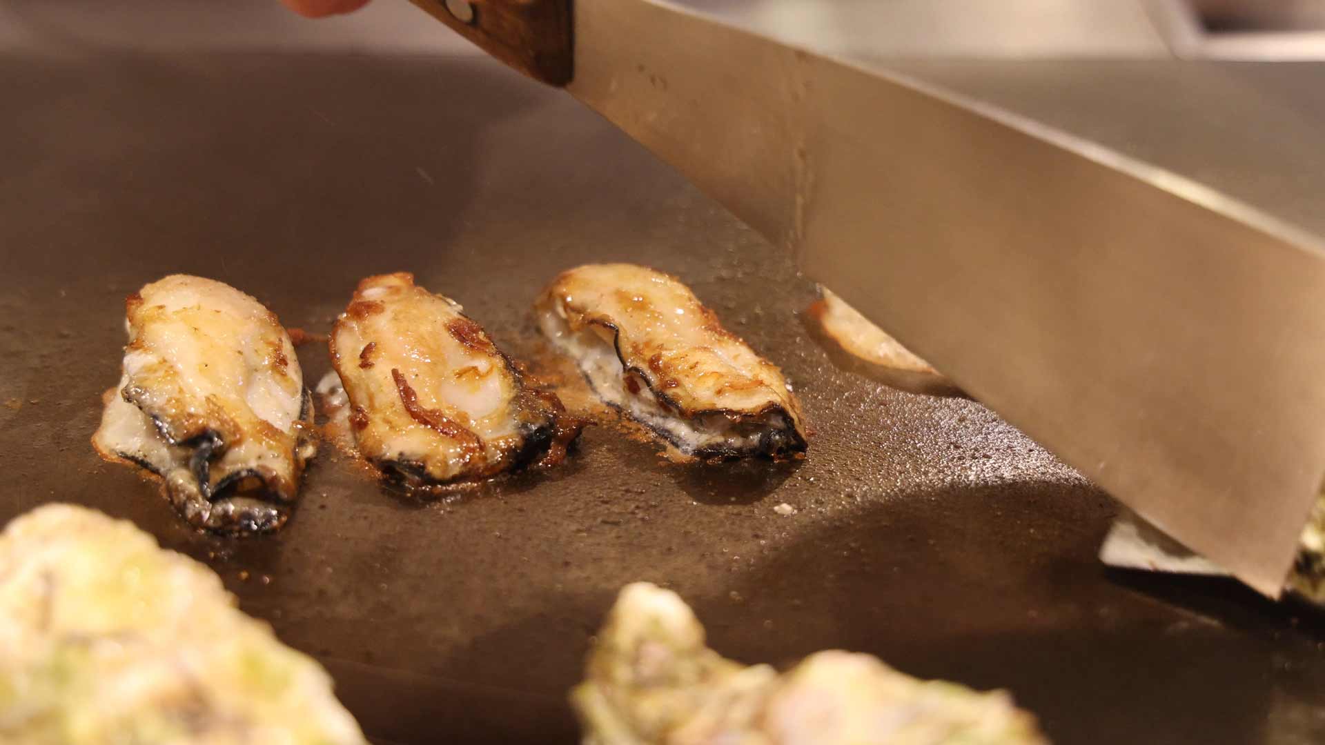宇都宮 鉄板焼き 牡蠣 鉄板で焼き上げる牡蠣