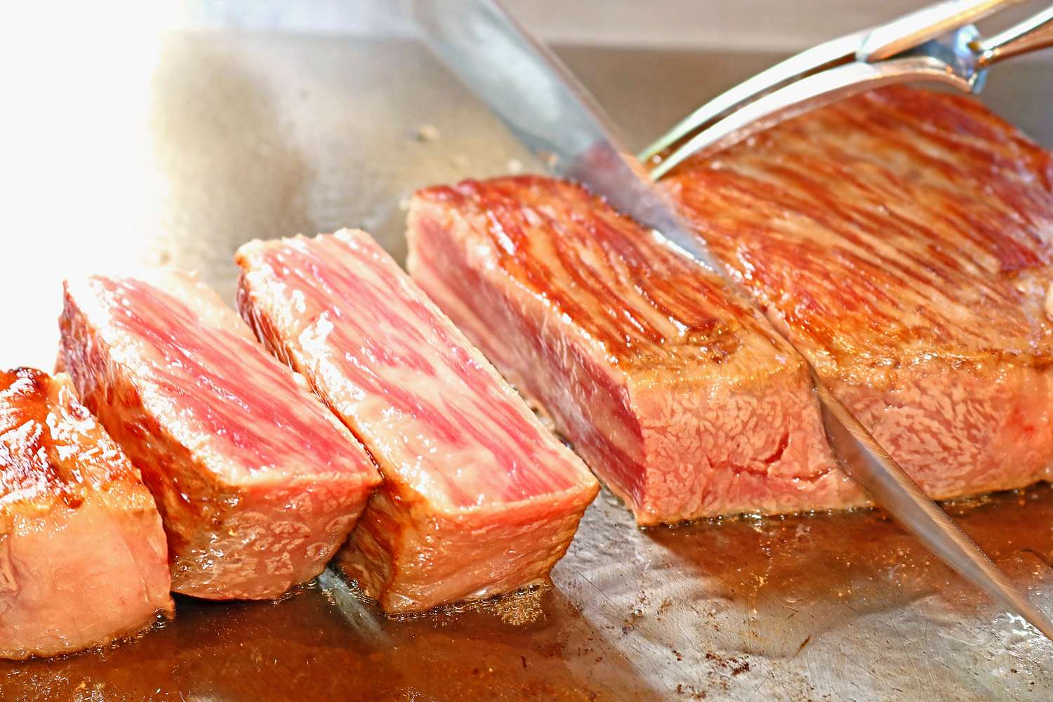 鉄板の上で焼き上げ、目の前で切り分ける世里花のステーキ